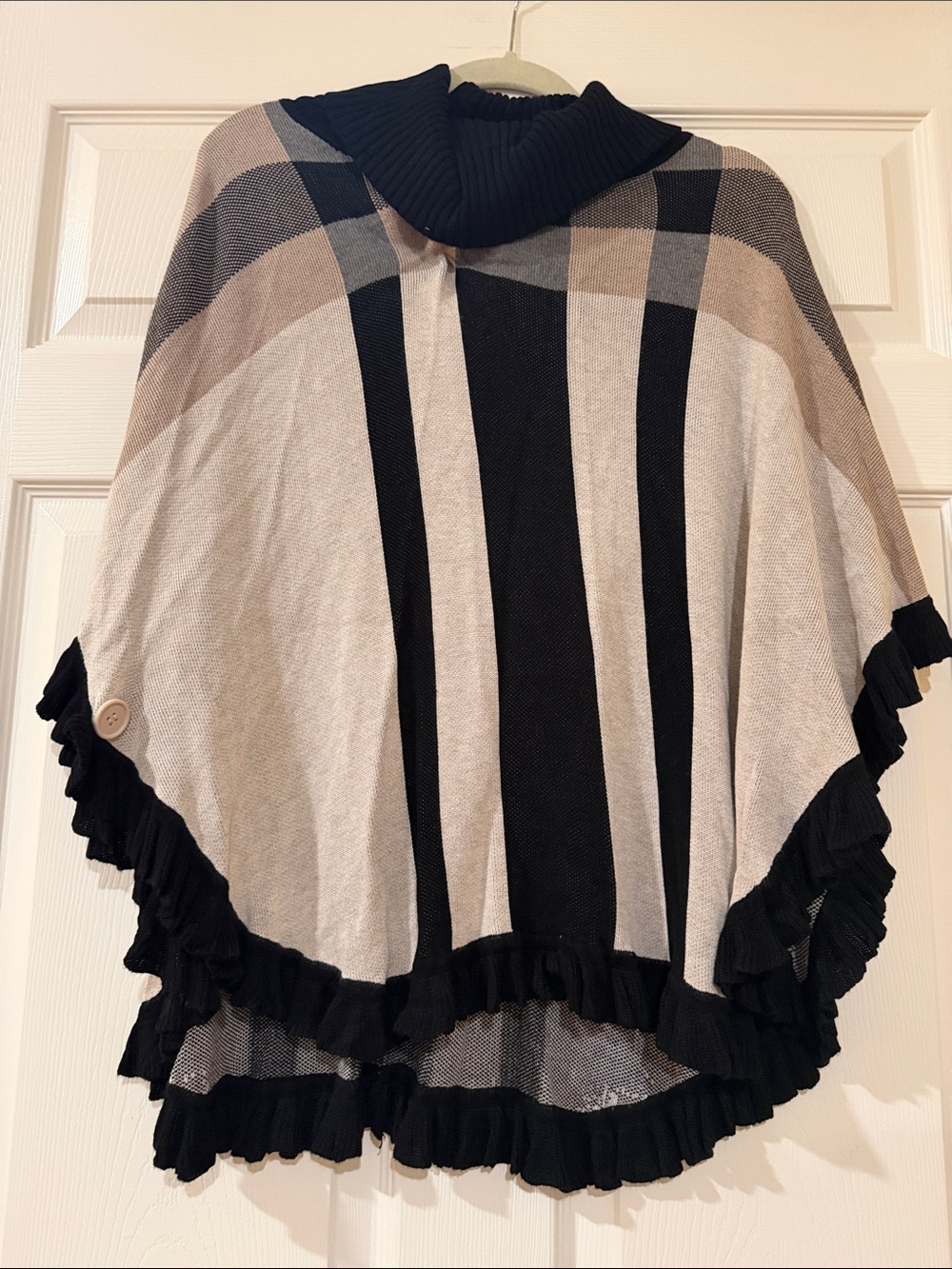 Joseph A. Two-Tone Knit Sweater in Black and Beige